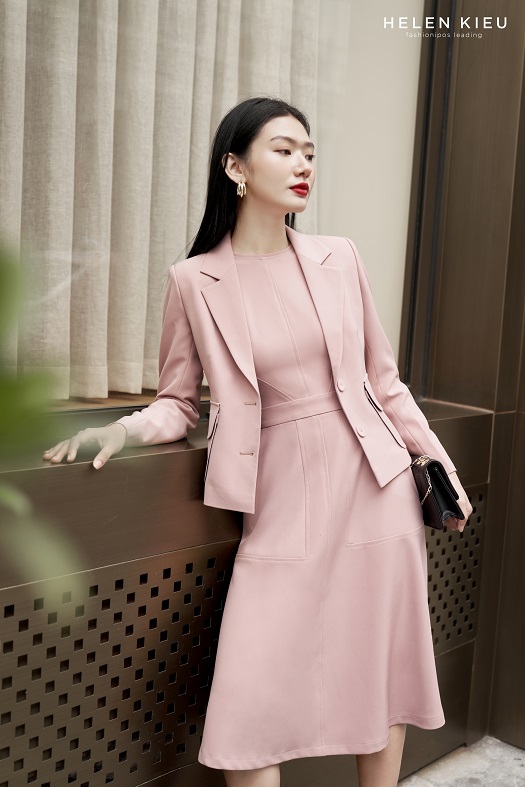 V21100012V- áo vest hồng form lửng 1 khuy (1,690,000) + V21100012 - Vay lien than Hong đỗ dai tay (1,450,000)